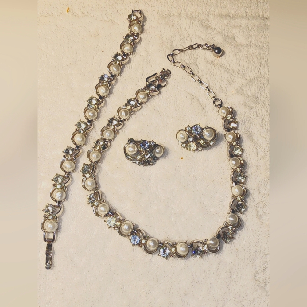 Vintage Trifari Faux Pearl & Rhinestone Necklace – Elegant Silver-Tone Choker